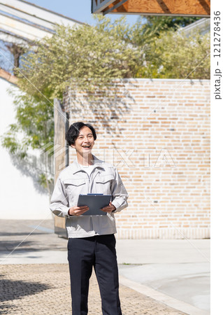 建設現場で働く男性 建設現場で働く男性 121278436