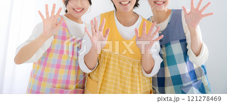 保育士や家事代行などのカメラ目線の笑顔　転職や求人のイメージ　バイバイと手を振る　顔無しのバナー 121278469
