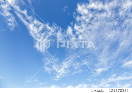 青空の天空に浮く雲の造形【背景素材】 121278582