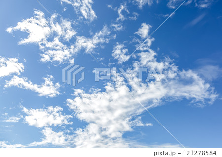 青空の天空に浮く雲の造形【背景素材】 青空の天空に浮く雲の造形【背景素材】 121278584