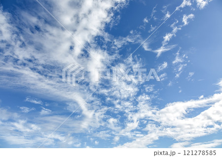 青空の天空に浮く雲の造形【背景素材】 121278585