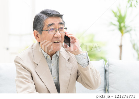 スマートフォンで会話するシニア男性 121278773