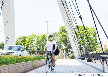 自転車に乗る若い男性 自転車に乗る若い男性 121278778