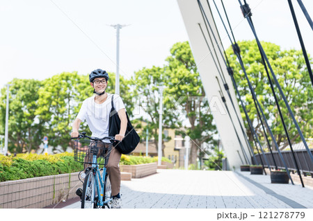 自転車に乗る若い男性 自転車に乗る若い男性 121278779