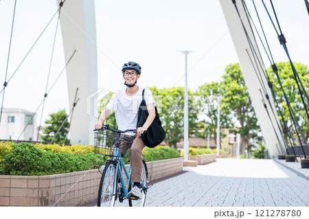 自転車に乗る若い男性 121278780