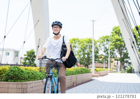 自転車に乗る若い男性 121278781