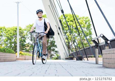 自転車に乗る男性 121278782