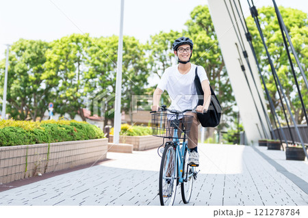 自転車に乗る男性 121278784
