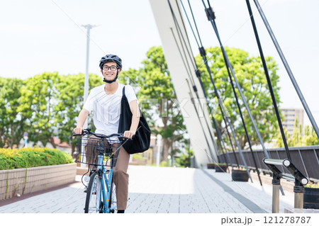 自転車に乗る男性 自転車に乗る男性 121278787