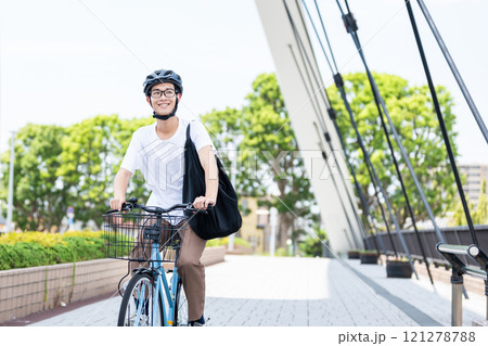 自転車に乗る男性 121278788