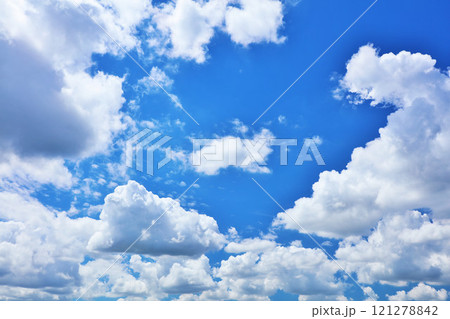 夏の青空と雲 121278842