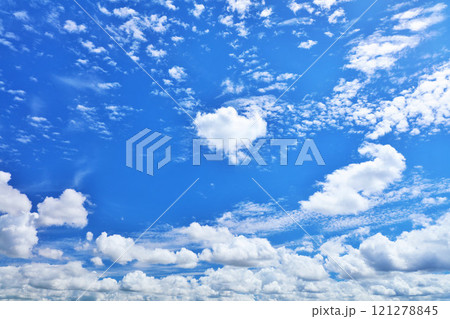 夏の青空と雲 121278845