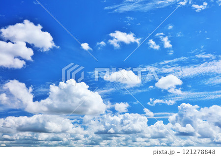 夏の青空と雲 121278848