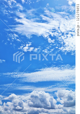 夏の青空と雲 121278851