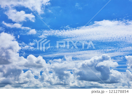 夏の青空と雲 121278854