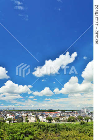 青空と街の風景 121278862