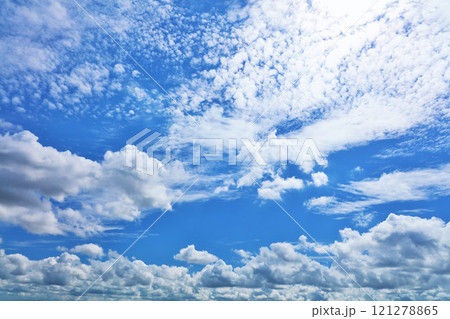 夏の青空と雲 121278865
