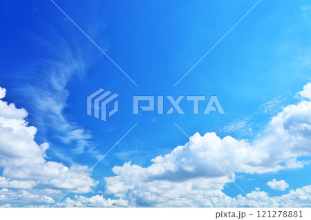 夏の青空と雲 121278881