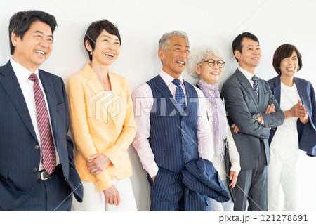 シニア世代のビジネスマンとキャリアウーマン 121278891