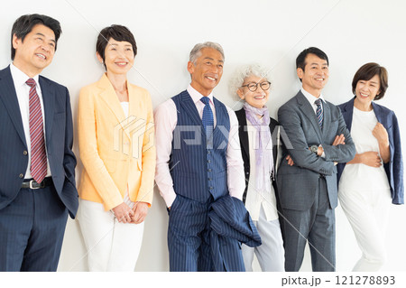 シニア世代のビジネスマンとキャリアウーマン 121278893