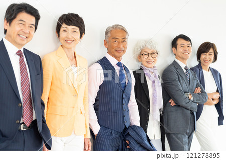 シニア世代のビジネスマンとキャリアウーマン 121278895