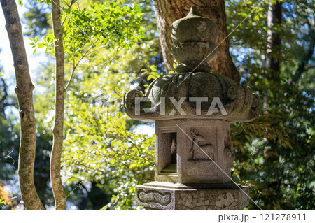鹿の彫刻が刻まれた石灯篭　成田山新勝寺 121278911