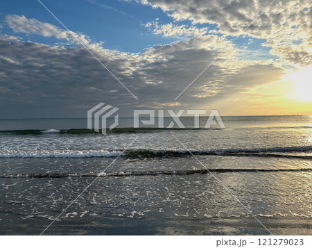 寂しげな冬間近な海 121279023