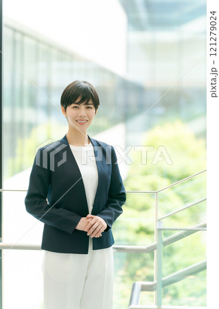 笑顔の若いビジネスウーマン 笑顔の若いビジネスウーマン 121279024