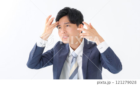 ヘアセットをするビジネスマン 121279028