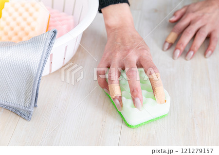 掃除で荒れた手　Hands chapped from cleaning 121279157