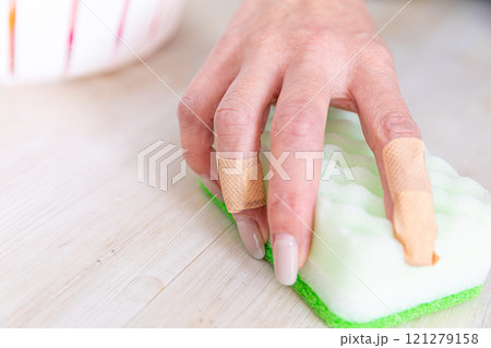 掃除で荒れた手 Hands chapped from cleaning 掃除で荒れた手 Hands chapped from cleaning 121279158