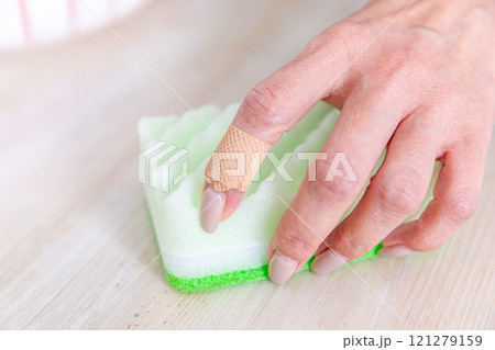 掃除で荒れた手　Hands chapped from cleaning 121279159