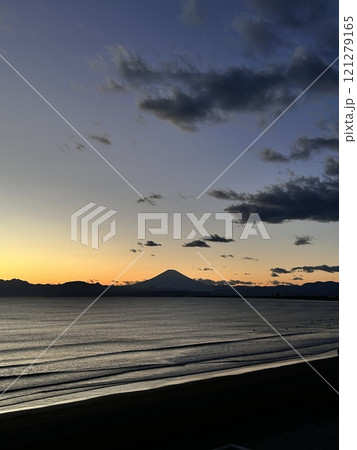 Views of Mount Fuji with Enoshima Island Some view points are not on the island, which allows us to admire Enoshima together with Mount Fuji, like Hokusai painting. Views of Mount Fuji with Enoshima Island Some view points are not on the island, which allows us to admire Enoshima together with Mount Fuji, like Hokusai painting. 121279165