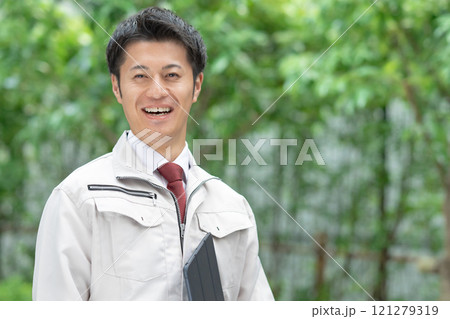 作業着を着たミドル男性 121279319