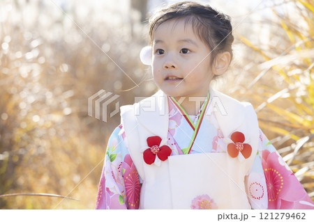 着物を着た3歳の女の子 121279462