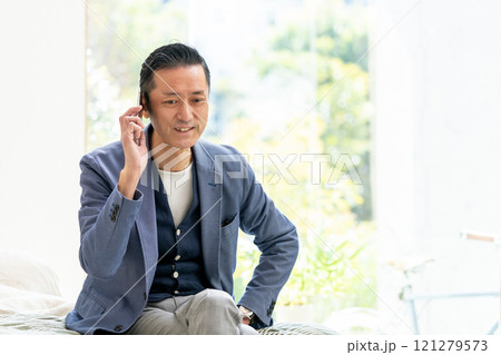 スマートフォンで話すミドルの男性 121279573