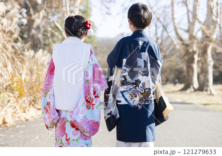 着物を着た子ども 121279633