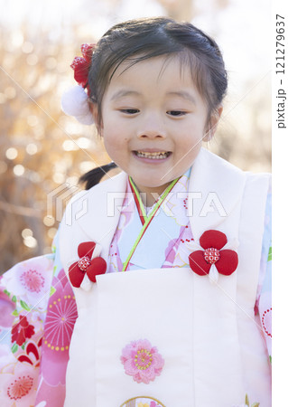着物を着た3歳の女の子 121279637