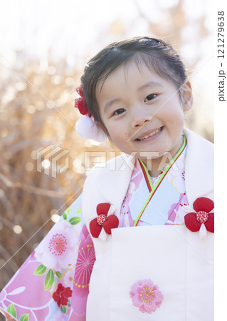 着物を着た3歳の女の子 121279638