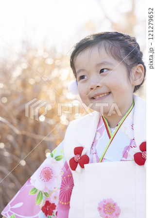 着物を着た3歳の女の子 着物を着た3歳の女の子 121279652