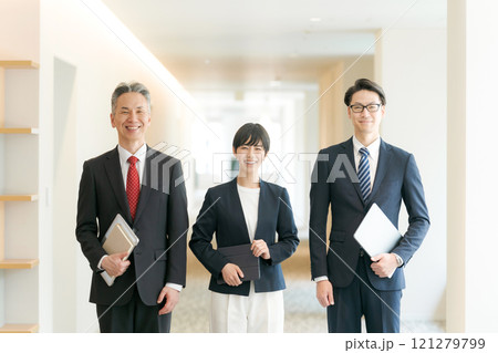 オフィスに並ぶビジネスパーソン 121279799