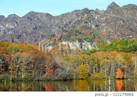 戸隠高原鏡池の紅葉 121279868