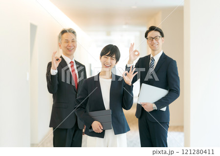 オーケーポーズをするスーツ姿の男女 121280411
