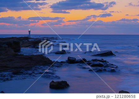 朝焼け空を背景にした南房総千倉町の荒磯に立つ小さな灯台風景の　Ver1 121280658