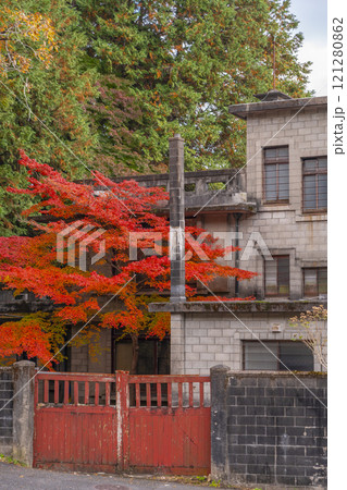 山科疏水のほとりに立つモダニズム建築　栗原邸（旧鶴巻鶴一邸） 121280862