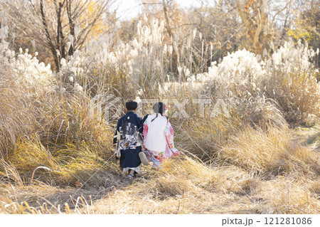 着物を着た子ども 121281086