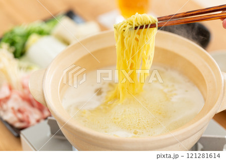 豚のしゃぶしゃぶ鍋の締めに楽しむラーメン 121281614