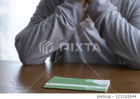 顔を手で覆うシニア女性 通帳 121281644