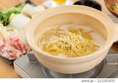 豚のしゃぶしゃぶ鍋の締めに楽しむラーメン 121281655