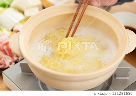 豚のしゃぶしゃぶ鍋の締めに楽しむラーメン 121281656